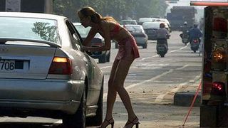 Bataie intre prostituate pe DN 7, la intrare in Simeria. O tanara de 21 de ani, umilita, lovita si furata de rivala ei