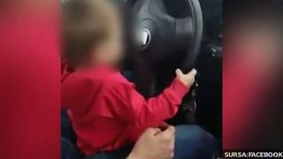 Un parinte si-a filmat fetita, de numai 2 ani, cum ii conduce masina. S-a intamplat la Timisoara, iar politia nu poate sa il sanctioneze pe sofer