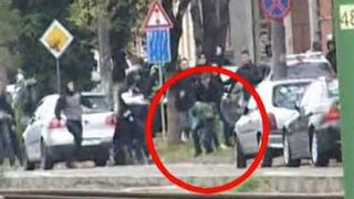 Imagini sangeroase de la lupta de strada dintre huliganii din Arad si Timisoara. Un tanar a fost la un pas de moarte