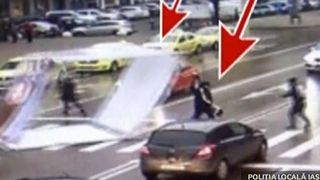 Momente halucinante! Spulberat de vant, un panou publicitar pur si simplu a maturat un batran pe o trecere de pietoni din Iasi