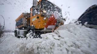 Un barbat din Prahova a murit dupa ce a fost prins sub un utilaj de deszapezire care s-a rasturnat