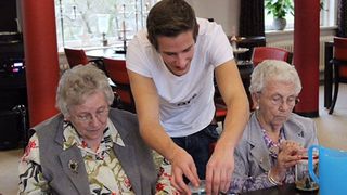 Studentii care stau in gazda la varstnici si ii ajuta la cumparaturi vor primi de la Primaria Capitalei o bursa de 500 de lei