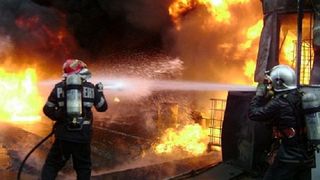 Incendiu in subteran in zona Piata Romana din Bucuresti. O teava de gaze a luat foc. Mai multe autospeciale intervin chiar acum