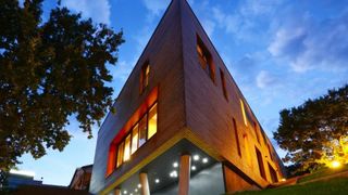 Arhitectul Sorin Magda, din Alba Iulia, a construit cea mai frumoasa casa din Transilvania. Este in forma de triunghi, iar intregul proiect a costat un milion de euro
