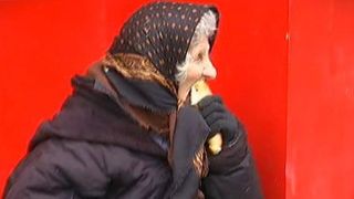 La 84 de ani, mamaia Leontina cerseste ore in sir in frig ca sa faca rost de bani pentru a-si ingriji fiul bolnav. Din pensia de 120 de lei nu poate nici trai