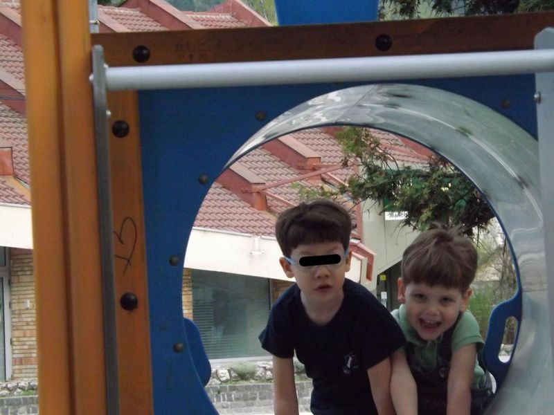 Ionut si fratele lui, Andrei, au fugit de la locul de joaca si au ajuns pe un teren de pe malul lacului Tei