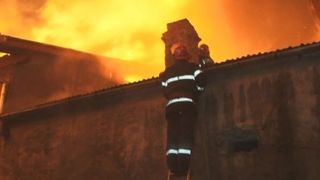 Incendiu &icirc;n cartierul Bucureştii Noi din Capitală, sunt afectate mai multe imobile