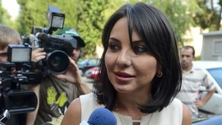 Fosta sefă a AEP, retinuta de procurori pentru trafic de influenta si spalare de bani, scoasa incatusata din sediul DNA Ploiesti