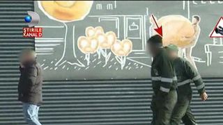 Cum reactioneaza oamenii cand gasesc bani pe jos si vad din buzunarul cui au cazut. Uimitor, nici macar preotii nu fac ce-ar trebui