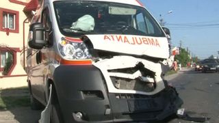 Accident grav in care a fost implicata o ambulanta. Masina de salvare a fost lovita din plin si proiectata zeci de metri pe sosea