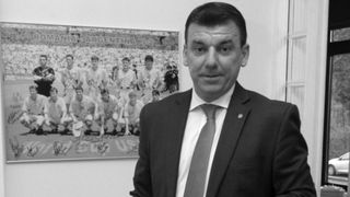 Fostului mare fotbalist Daniel Prodan, rapus de un infarct la doar 44 de ani, ii murisera ambii parinti, tatal in 2002 si mama in 2013! Didi isi onora tatal organizand un turneu la Satu Mare