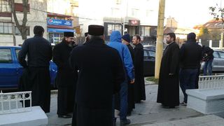 Aproximativ 20 de preoti l-au insotit pe IPS Teodosie la Politia Judeteana Constanta pentru controlul judiciar