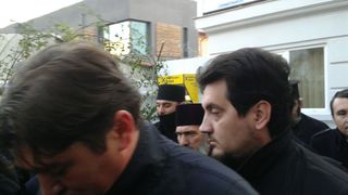 Intrebat de ce l-a insotit pe Arhiepiscopul Tomisului la semnarea controlului judiciar, un preot a dat un raspuns "dumnezeiesc": "Pentru slava.." - Un reportaj marca Stirile Kanal D de la ora 12:30