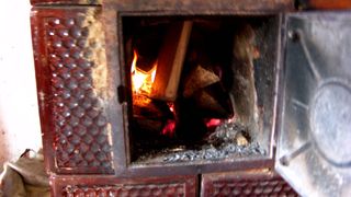 Un copil de 5 ani se afla in stare grava, dupa ce a suferit arsuri pe 40% din suprafata corpului. El a luat foc de la o soba