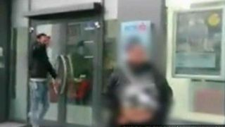 A fost prinsa chiar inainte de a da lovitra si scoasa din tramvai! Ce s-a intamplat dupa e revoltator! O hoata de buzunare a facut un adevarat scandal