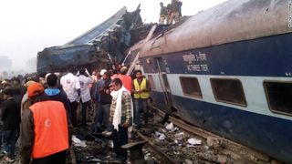 Un tren a deraiat in India. Cel putin 95 de persoane au murit, alte cateva zeci sunt blocate sub vagoanele trenului