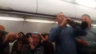 Spectacol intr-un avion ce mergea de la Satu Mare la Londra. Un calator a scos taragotul si a dat drumul la petrecere. Imagini din timpul zborului