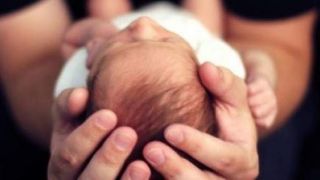 O tanara de etnie roma a fost prinsa chiar inainte de a-si vinde fetita abia nascuta unui cuplu de romani