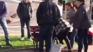 Imagini revoltatoare la Targu Jiu! Un barbat este resuscitat de trecatori pe o banca, la cativa metri de un spital. Oamenii spun ca ambulanta a venit abia dupa 25 de minute