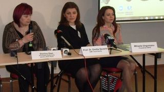 Emilia Severin (centru)