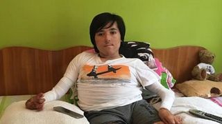 Ce mai face Mihai, baiatul in scaun cu rotile ce a scapat din incendiul din Colectiv! Adolescentul trebuie sa recurga la alte operatii la maini