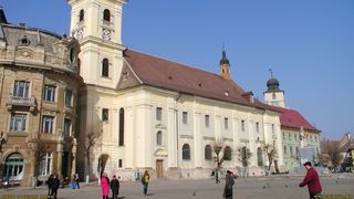 Si-a injunghiat sotul in Piata Mare din Sibiu, dupa o cearta violenta. Ce i s-a intamplat dupa femeii