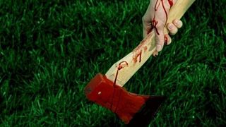 Un tata din Brasov i-a taiat mana fiului sau cu un topor din gospodarie. Reactia satenilor e halucinanta