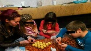 Femeia care apare in articolul The Sun asambland jucarii din oua Kinder alaturi de copiii ei spune ca totul este o inscenare. DIICOT a inceput urmarirea penala in rem