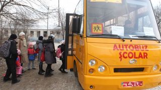 Buzau: Un elev de 13 ani a fost ranit in microbuzul scolar dupa ce soferul, care era baut, a franat brusc