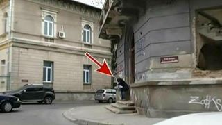 Pereti darapanati si gunoaie, atat a ramas din unul dintre cele mai mari spitale din Capitala. E infiorator ce se intampla aici