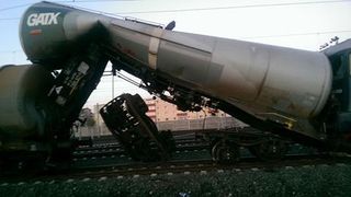 Accident feroviar in Gara Arad. O locomotiva a lovit o garnitura de cisterne cu motorina. Mecanicul locomotivei ar fi fost beat