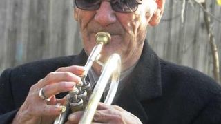 Ce spunea nea Marin, lautarul din Mambo Siria, inainte sa moara: "Sa ma duc eu, sa dau cu sapa in camp? Am muncit o viata intreaga, fara masura. De abia imi mai trag oasele dupa mine!"