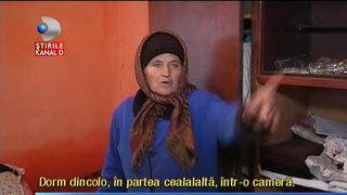 Oamenii din comuna galateana maturata de ape au iesit in strada. De o luna de zila nu au unde sta si indura frigul