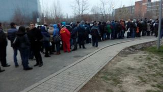 &bdquo;Coada ceausista la Inmatriculari Auto". Sute de oameni stau la cozi, inca de la primele ore ale diminetii. Ministrul de Interne cheama prefectii din Bucuresti si Ilfov la discutii