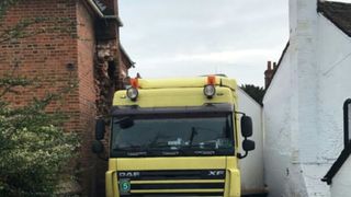 Un camion romanesc a ramas intepenit intre doua case intr-un orasel din Anglia: "Nu ne-am putut crede ochilor"