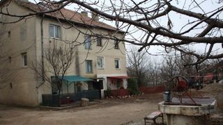 Dangeni, localitatea din Romania unde oamenii de la bloc traiesc ca acum 1.000 de ani. Nu au apa curenta si o cara cu galetile de la peste 30 de kilometri