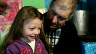 Ei sunt bunicii eroi care isi cresc singuri nepotica de numai cinci anisori. "Ma-sa e plecata la munca in afara, iar ta-su n-a mai trecut pe la ea de trei ani"