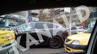 Masina SF, care se conduce singura, fotografiata pe strazile din Bucuresti! Un roman a platit 140.000 de dolari pe singurul SUV de lux 100% electric: Tesla X