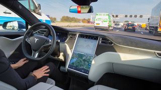 Masina beneficiaza de un sistem hardware prin care se poate conduce singura