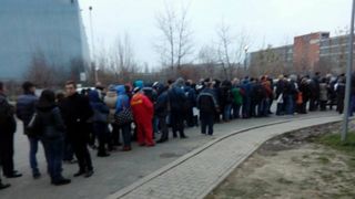 Sute de oameni asteapta si astazi ore intregi la Directia de Permise. S-a format o coada de 40 de metri. Tudorache: "Vor fi 60 de posturi suplimentare la Serviciul Permise"