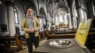 Doi romani au devalizat cutia milei dintr-o biserica din Germania! Ei au fost filmati in timp ce scoteau banii folosindu-se de o tija metalica!