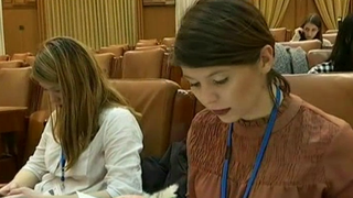 Asa ar putea sa arate viitorul politicii romanesti. Domnisoare imbracate dupa ultima moda si domnisori care viseaza sa invarta banii pe degete