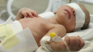 Un bebelus din Iasi a ajuns in coma alcoolica la spital, dupa ce o matusa i-a dat pufuleti inmuiati in vin ca sa o adoarma