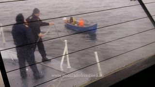 Doi pescari romani s-au ratacit in Marea Neagra din cauza cetii si au fost salvati de garda de coasta
