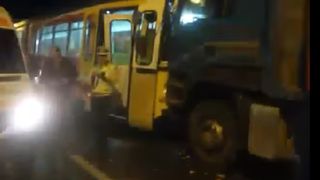 O vatmanita din Iasi a ajuns la spital, dupa ce un camion de lemne a intrat in tramvai. "Nu cred ca am adormit la volan"