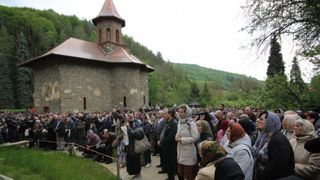27 de ani de la moartea lui Arsenie Boca: Mii de credinciosi, la Manastirea Prislop. Pelerinaj spectaculos