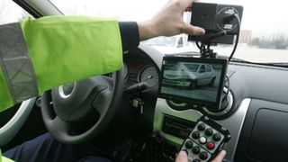 Viteza excesiva pe DN 2. Un sofer a fost prins in timp ce conducea cu viteza de 225 de kilometri pe ora