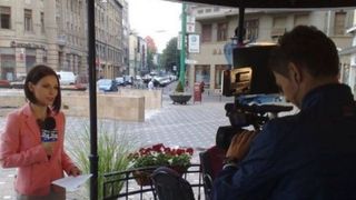 Jurnalista din Romania, jefuita in timpul unei transmisii in direct
