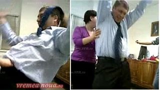 VIDEO: Seful Politiei de Frontiera, dansuri lascive pe ritmuri de manele cu colegele de munca