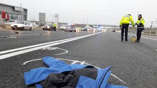 Constanta: Un pieton a murit dupa ce a fost lovit de mai multe autoturisme. Din cauza intunericului, soferii nu l-au vazut pe barbat